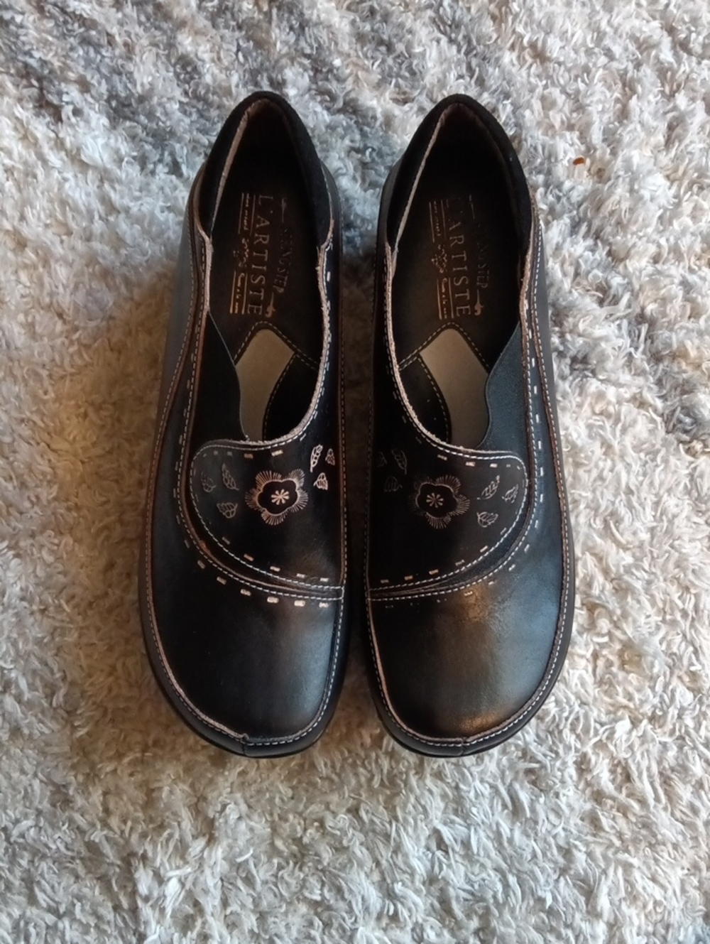 L'Artiste Spring Step Black Slip-On Floral Stitch Comfort Loafers